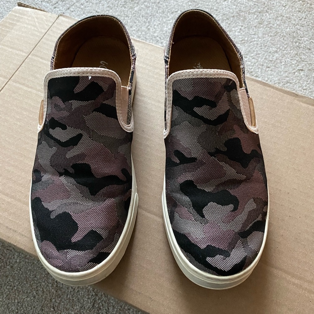 Olukai Pehuea Pai size 7.5